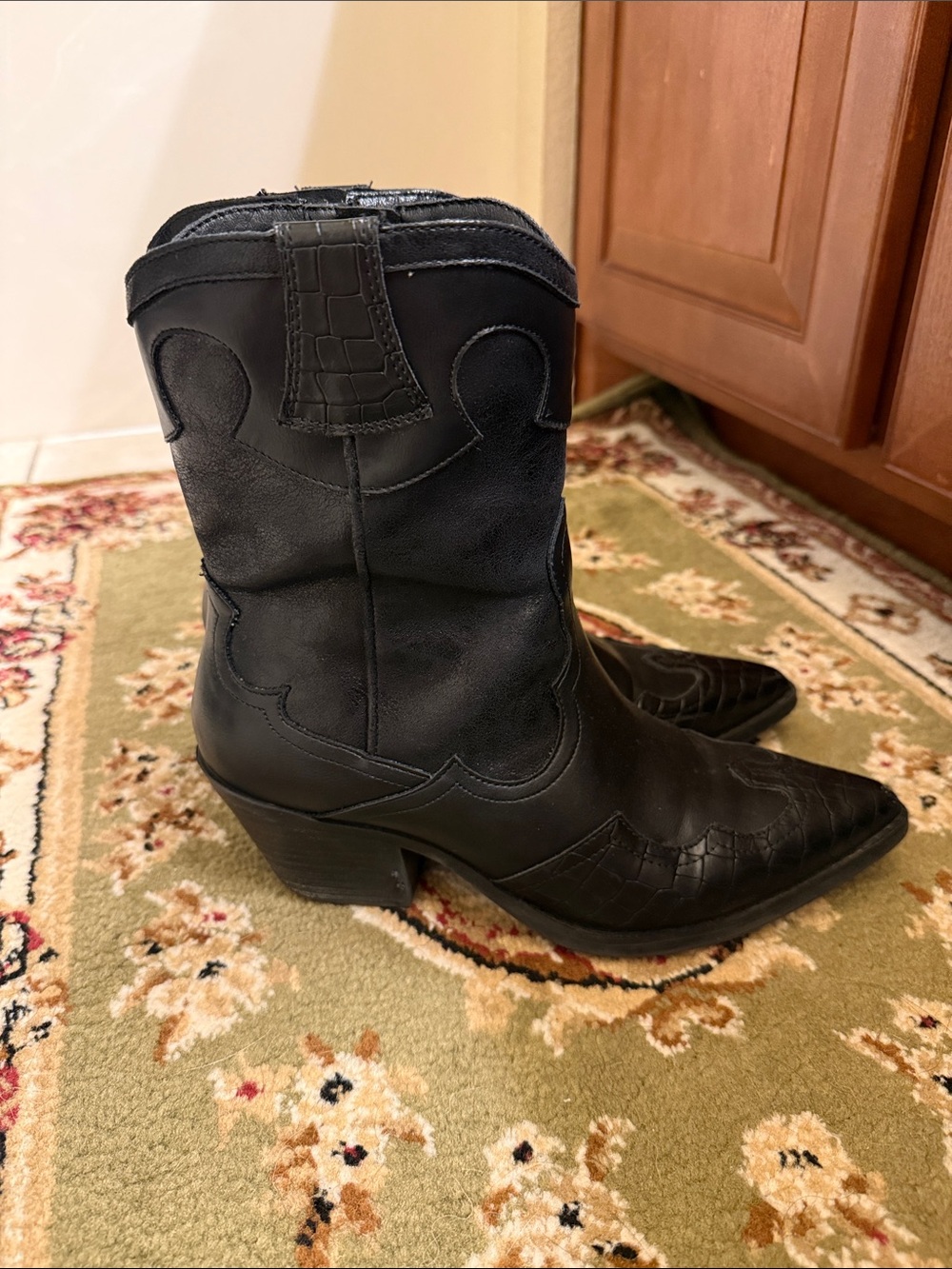 Crown Vintage Black Pointed Toe Western Heeled Boots - Picture 2 of 6